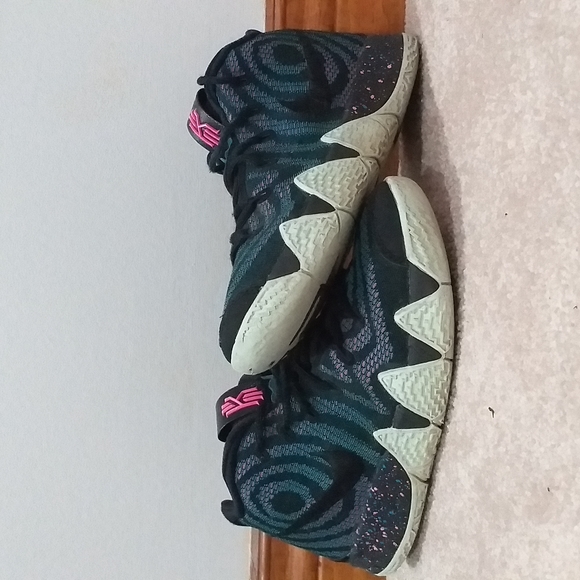 Kyrie 4'S size 5.5 - Picture 1 of 1